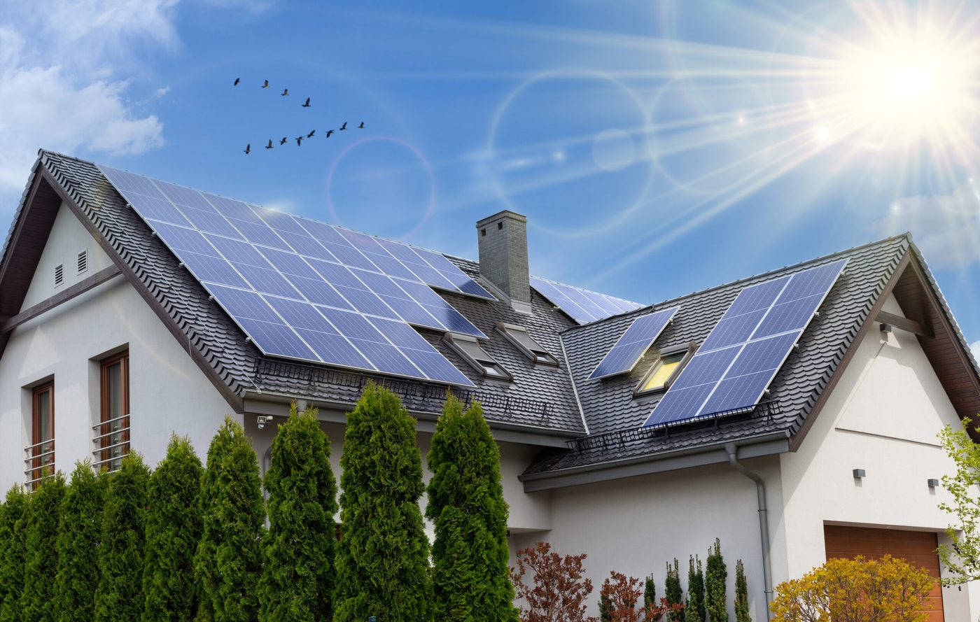 Einfamilienhaus mit Photovoltaikanlage in der Sonne